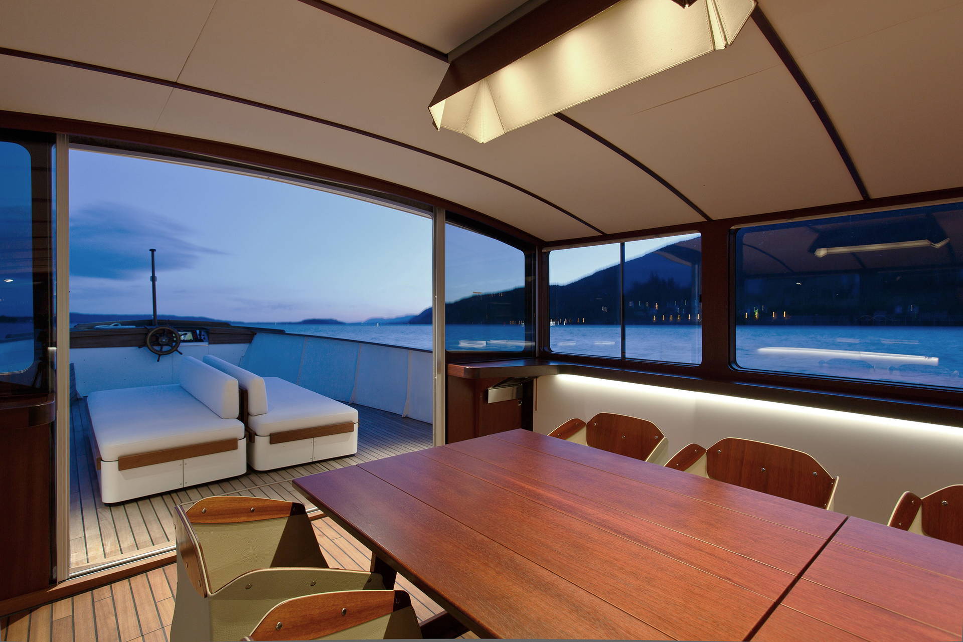 Intérieur du Kulturschiff Romandie I – 1952 avec table dressée et vue sur le lac de Bienne.