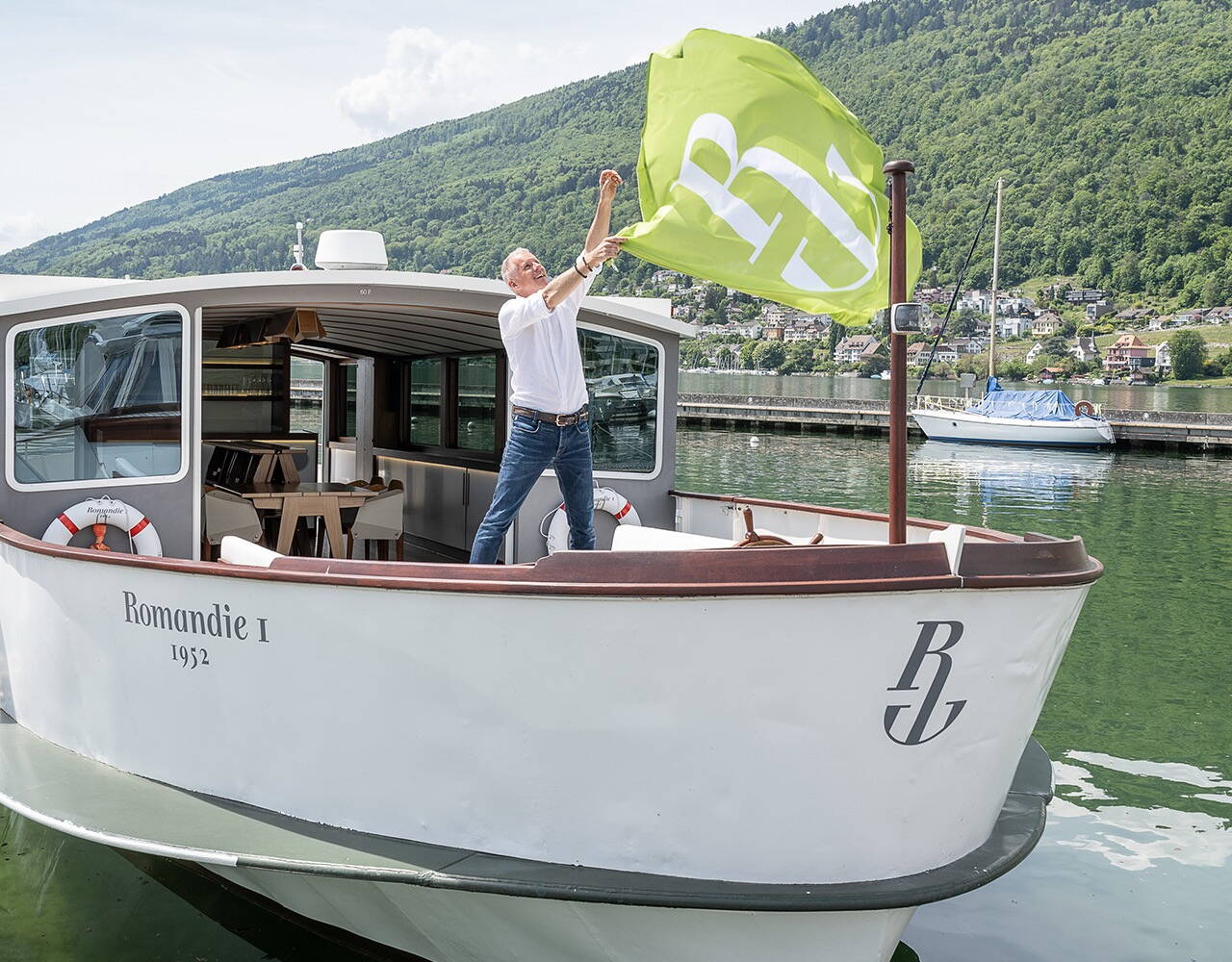 solarschiff-patrik-bucher-bielersee.jpeg Patrik Bucher auf dem Solarschiff Romandie I – 1952 mit Photovoltaikanlage auf dem Bielersee