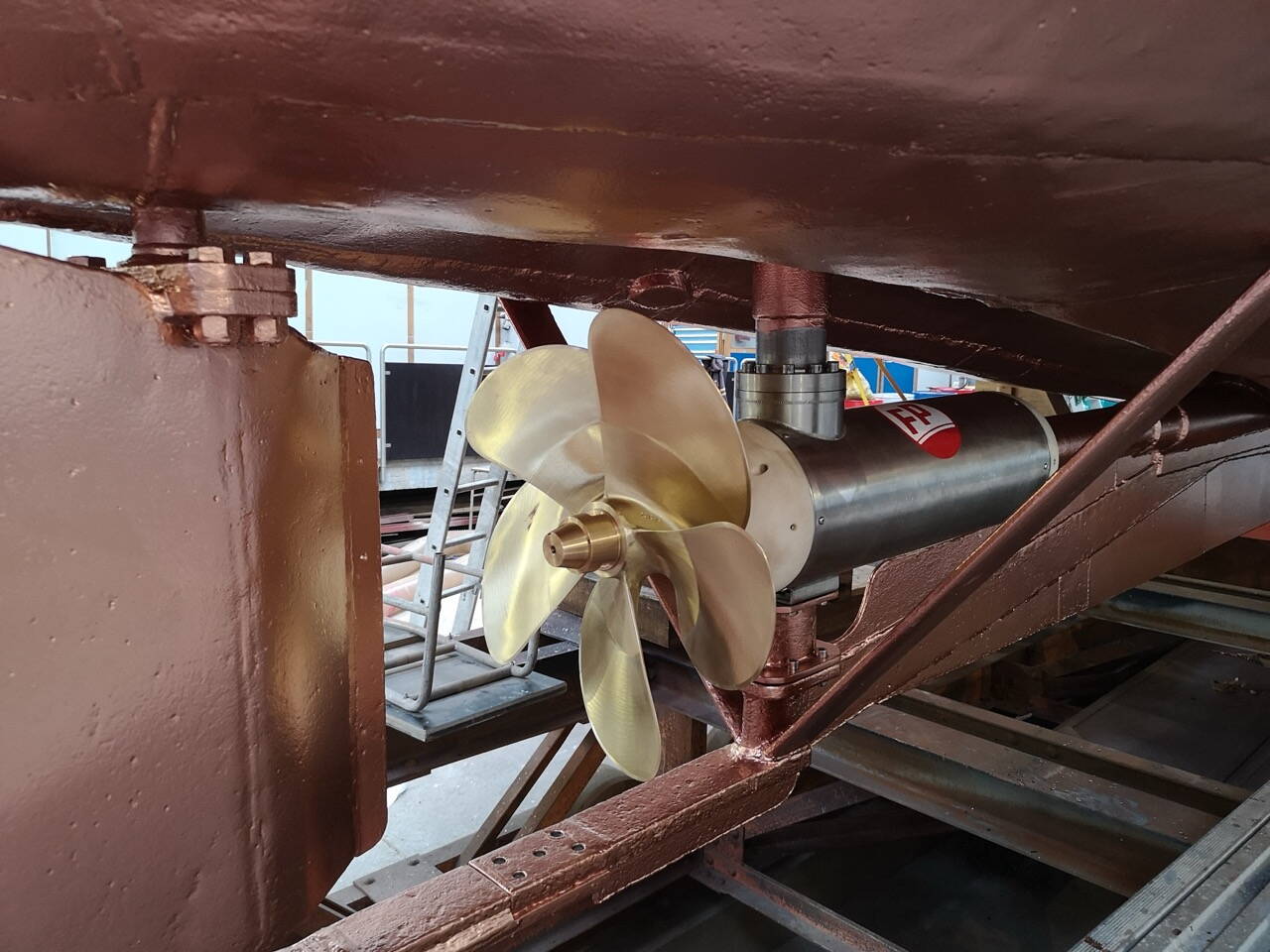 u-boot-motor-elektroschiff-kulturschiff-bielersee.jpeg 100-kW-U-Boot-Elektromotor der Romandie I – 1952 mit aussenliegendem Antrieb und fünfblättrigem Propeller